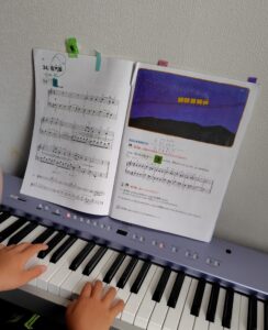 ピアノを練習する子どもの手元と楽譜
