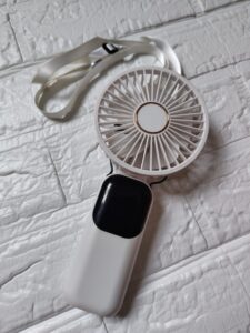 首にかけて使える充電式の小型ハンディファン