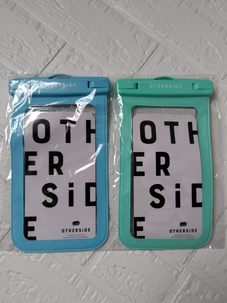 2個セットのスマホ防水ケース ブルーとミント
