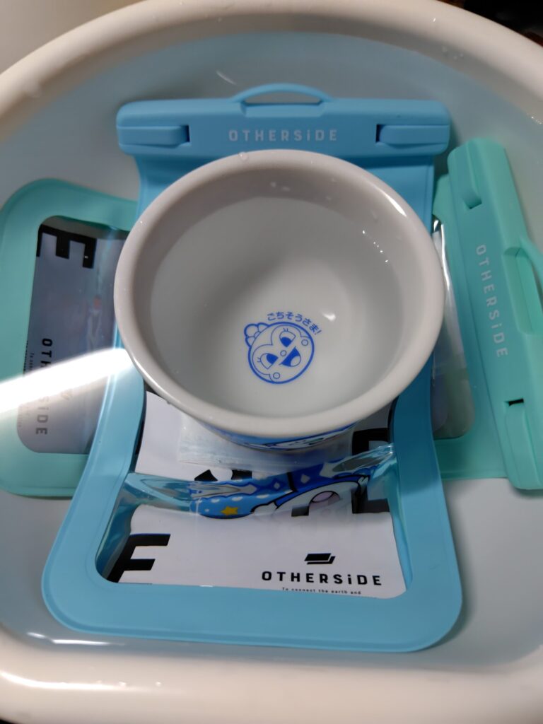 防水スマホケースの水没テスト 洗面器に30分沈めた様子