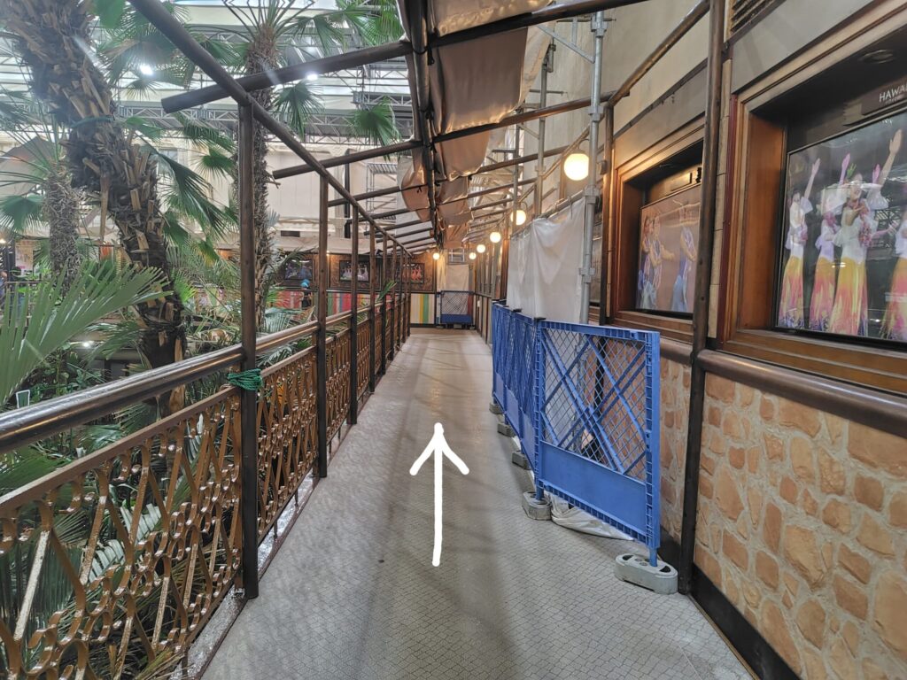 ハワイアンズ 2階の通路 プールを見下ろしながらまっすぐ