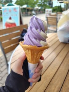 あしかがフラワーパークの藤ソフトクリーム
