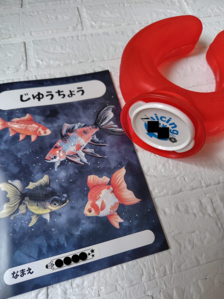 ラベルライターで作った名前シールをノートとクールネックに貼ったところ