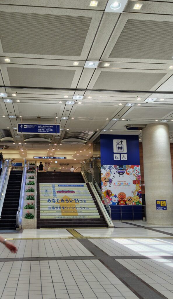 横浜駅東口の階段 ポケモンセンターへは上らず右へ