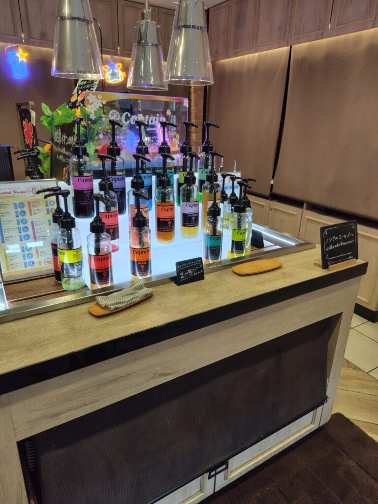 スーパーホテル横浜・関内のウェルカムバー ノンアルコールのシロップコーナー