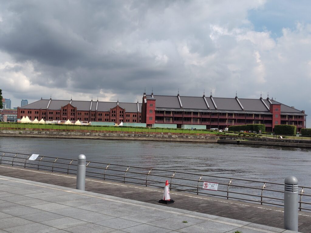 横浜赤レンガ倉庫を対岸から望む