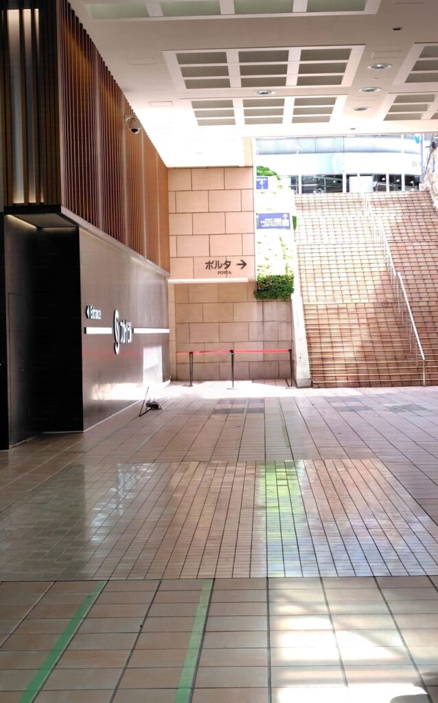 横浜駅東口からポケモンセンターヨコハマへの行き方 ポルタ方面
