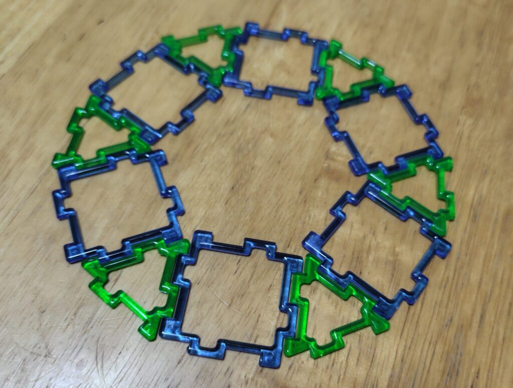 かっちりピッタンの三角と四角の枠をつないで作った輪