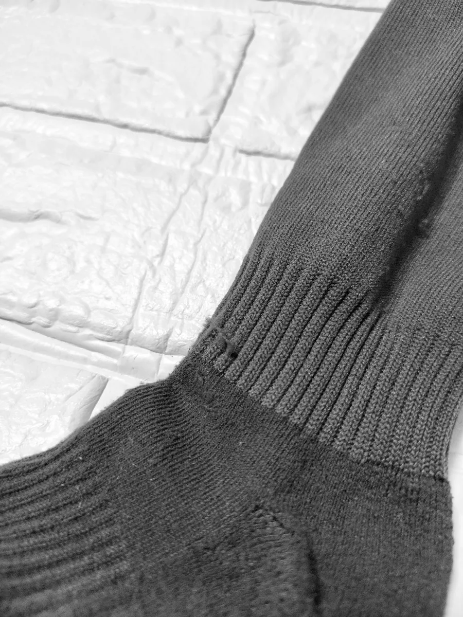 624円の野球ソックス。足首の上のリブの境目から糸が飛び出している