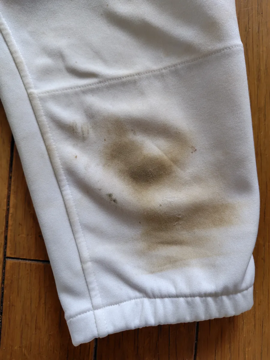 野球ズボンの膝に茶色い泥が濃くついている