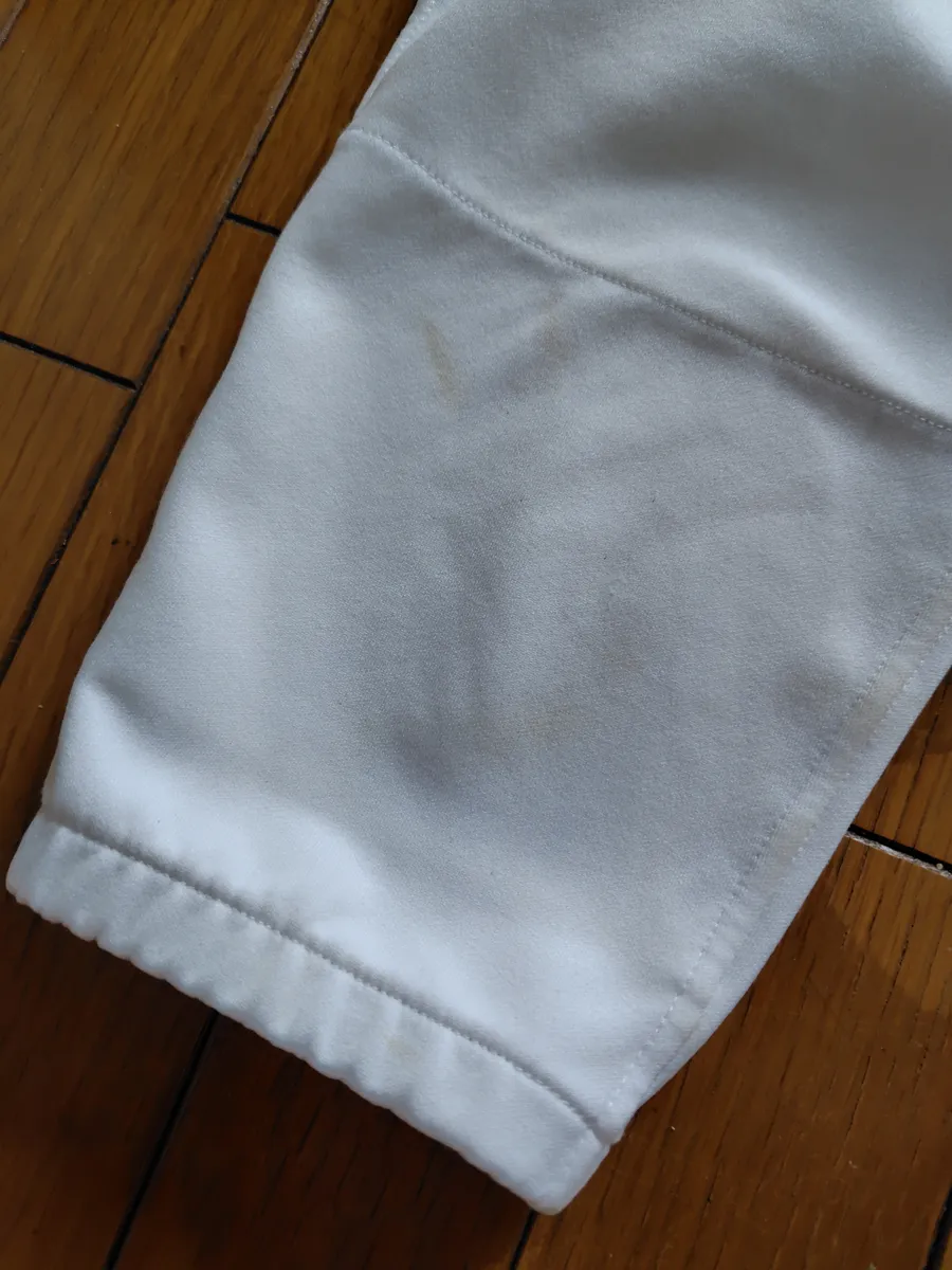 乾いた後のもう片方の膝のアップ。うっすら影のような跡がある